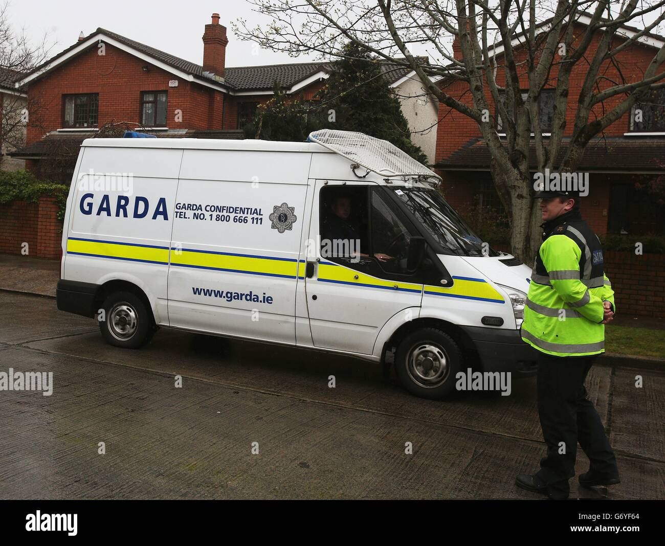 Miembros de un Garda fuera de la casa del ministro de Justicia de Irlanda Alan Shatter en Dublín, después de que expertos en bombas del Ejército fueron llamados a hacer frente a una amenaza química antisemita. Foto de stock