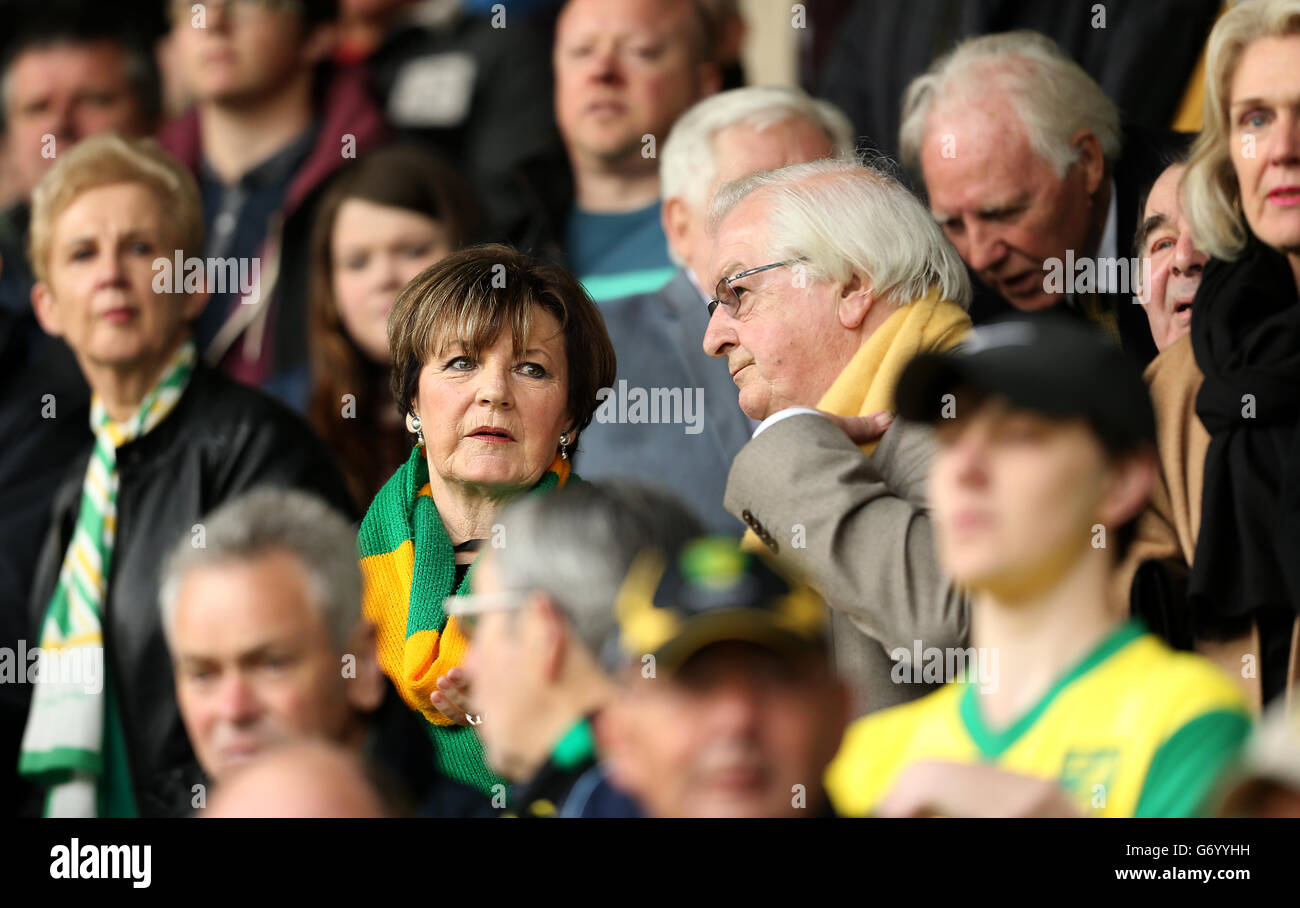 Delia Smith, accionista mayoritario de Norwich City, y su esposo Michael Wynn-Jones mira desde los stands Foto de stock