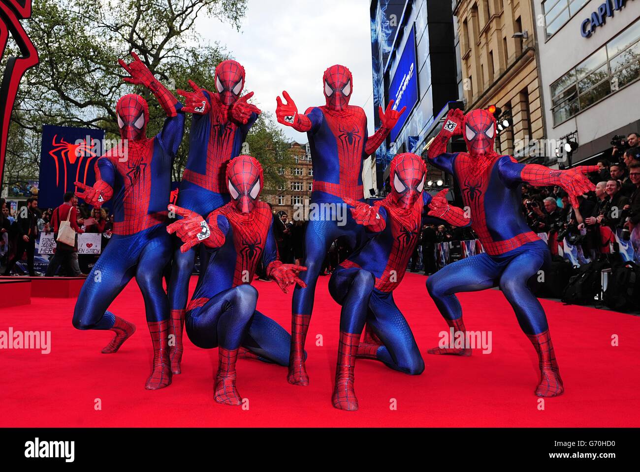 Hombres vestidos de traje como Spiderman en la alfombra roja en el estreno  mundial de la película The Amazing Spiderman 2, celebrada en el Odeon  Leicester Square, en el centro de Londres