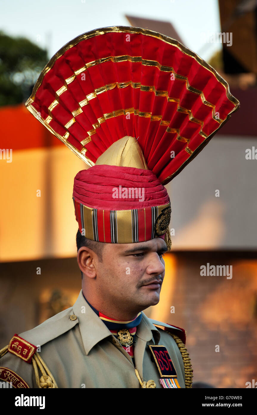 La guardia indígena no identificado en la frontera indo-pakistaní Wagah Ceremonia de Clausura. Foto de stock