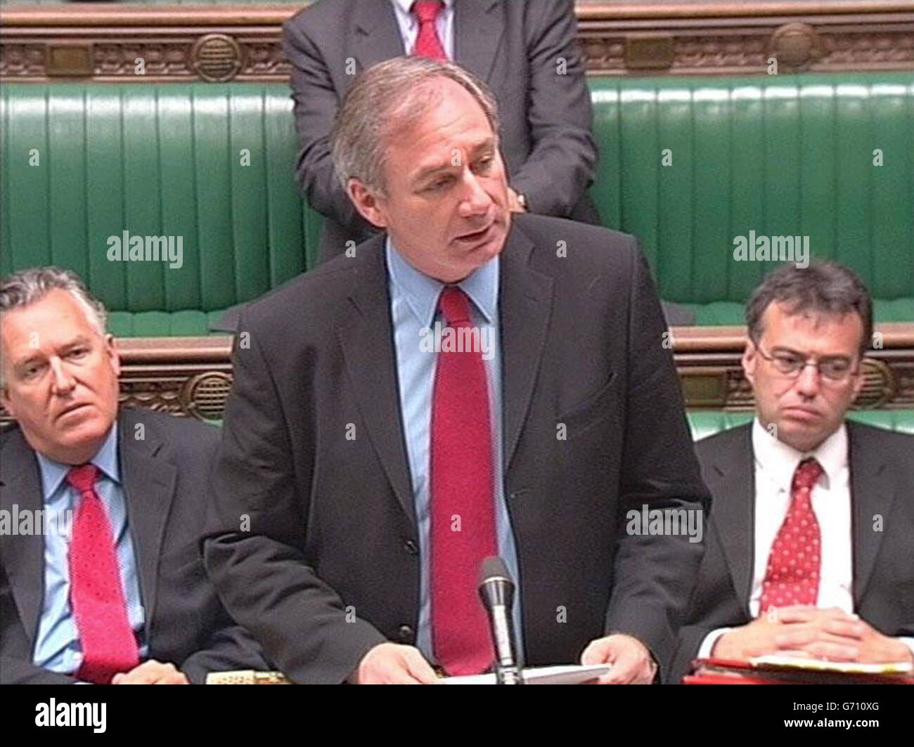 El Secretario de Defensa Geoff Hoon habla en la Cámara de los comunes, Londres, donde anunció que se enviarán a Irak unas 370 tropas británicas adicionales, con lo que el total asciende a 8900. Foto de stock
