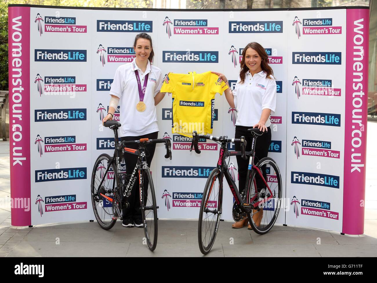 La medallista de la Medalla de Oro Olímpica y el triple campeón del mundo, Dani King, (izquierda) y la doble Campeona de la Carrera Mundial Junior Road, Lucy Garner, tienen una camiseta del Tour para anunciar el patrocinio de Friends Life de la gira inaugural de Mujeres en la sede del Grupo Friends Life en Londres. Foto de stock