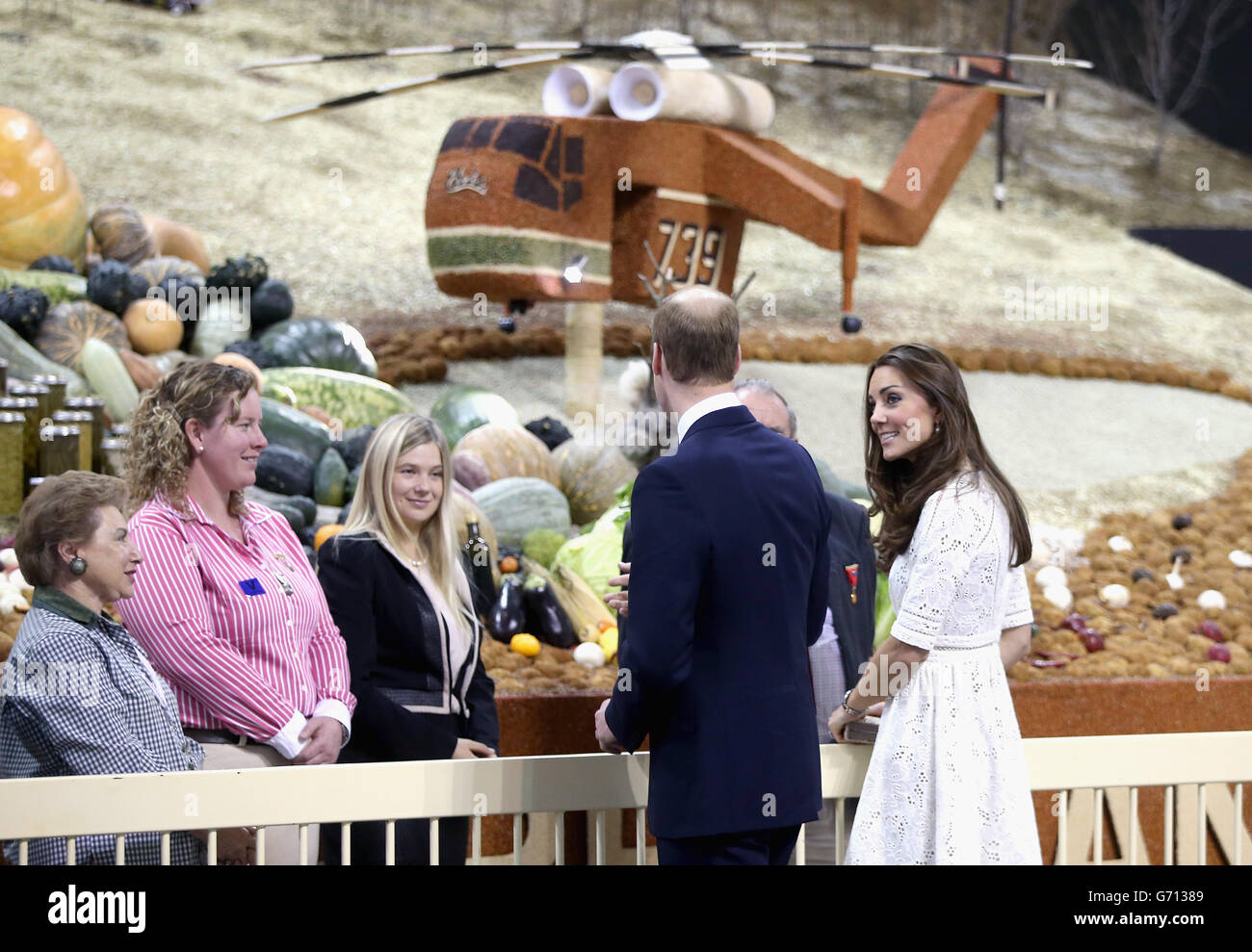 El duque y la duquesa de Cambridge caminan por delante de un "helicóptero de grano" mientras ven puestos agrícolas en el Royal Easter Show en el Sydney Olympic Park durante el duodécimo día de la gira oficial del duque y la duquesa de Cambridge a Nueva Zelanda y Australia. Foto de stock