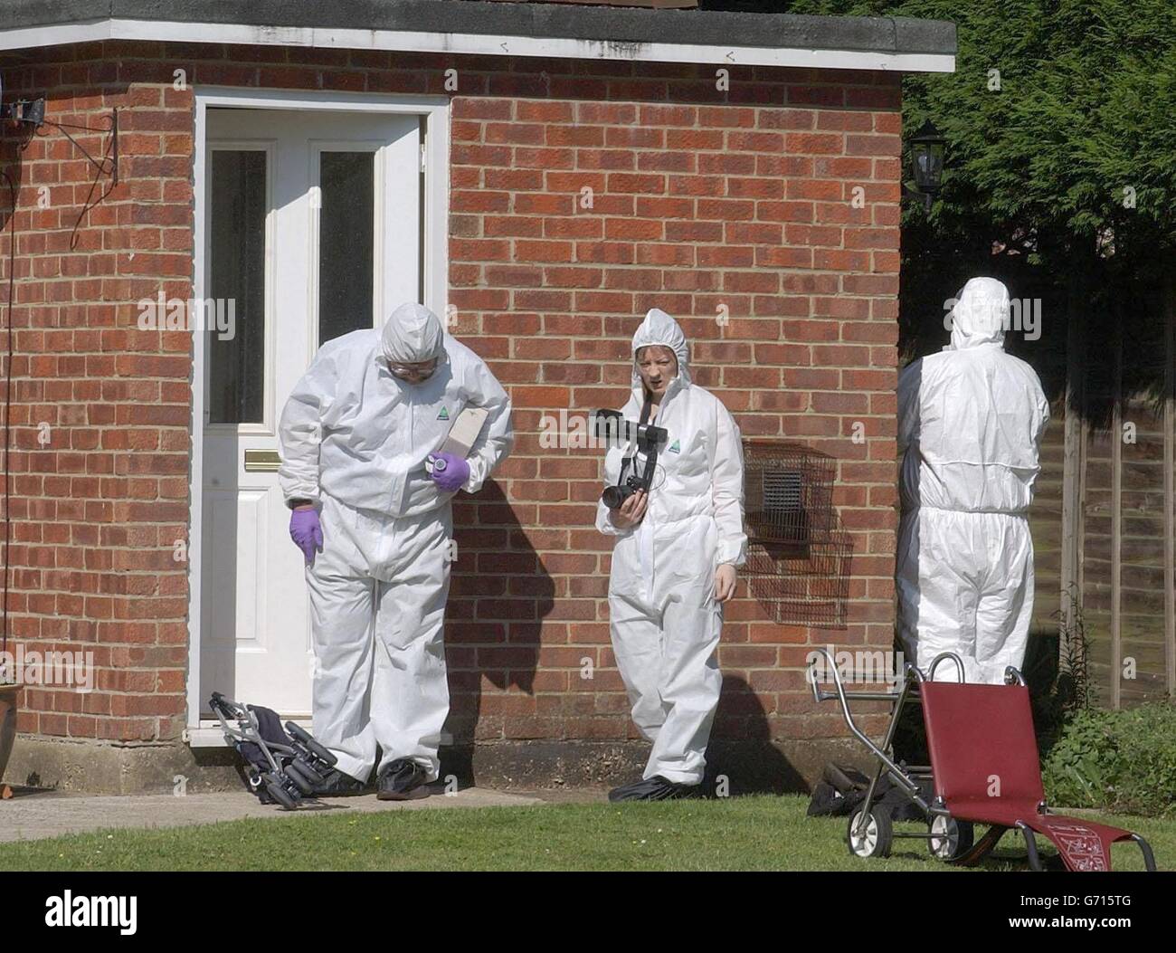 Investigadores forenses en la escena de un triple tiroteo en un pueblo llamado Highmoor, Oxfordshire cerca de Henley en Thames, un hombre de 39 años ha sido detenido. Foto de stock
