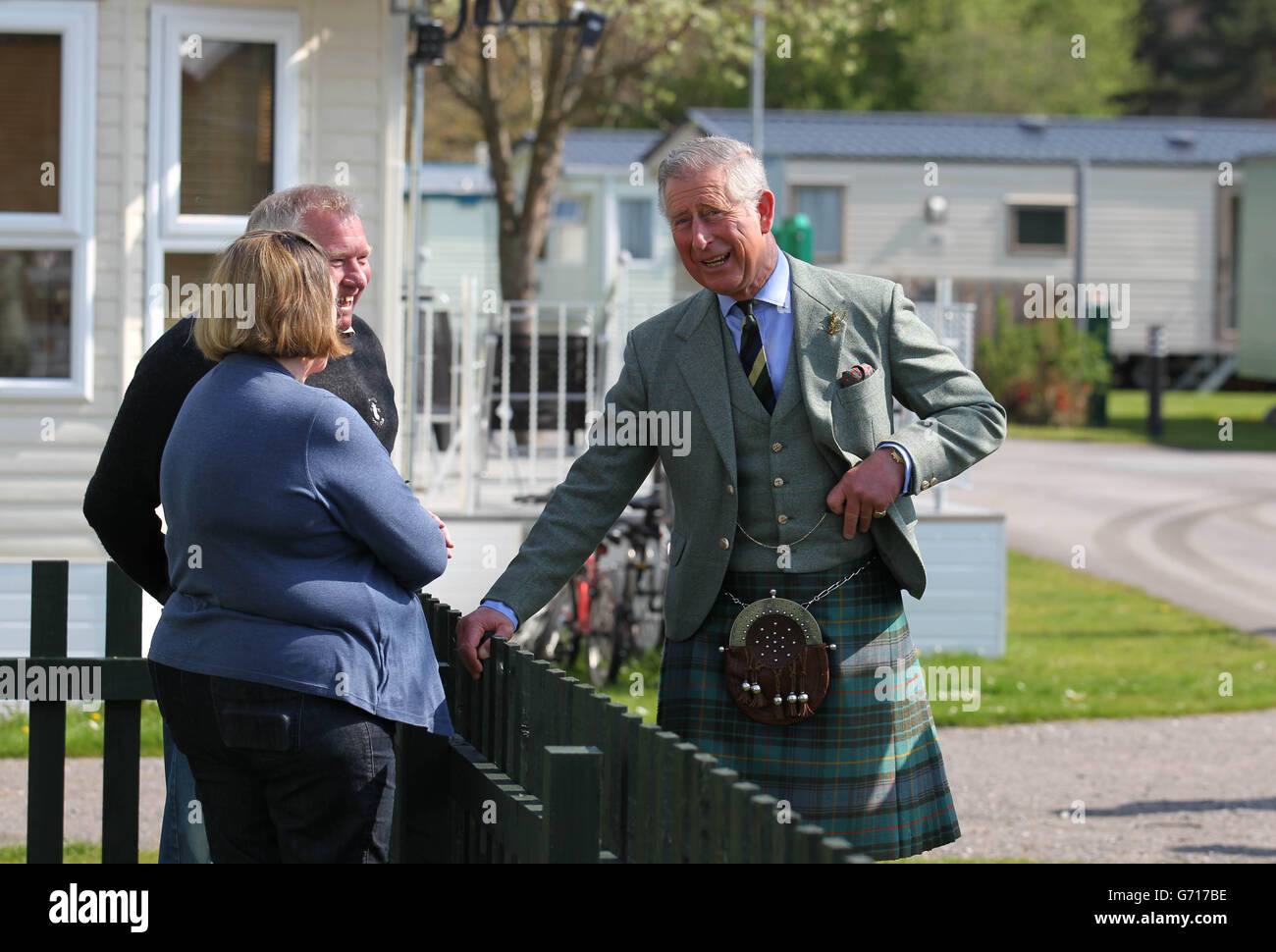 El duque de Rothesay habla con los residentes Dennis y Sheila Christie durante una visita al Parque de Caravana Ballater en Aberdeenshire. Foto de stock