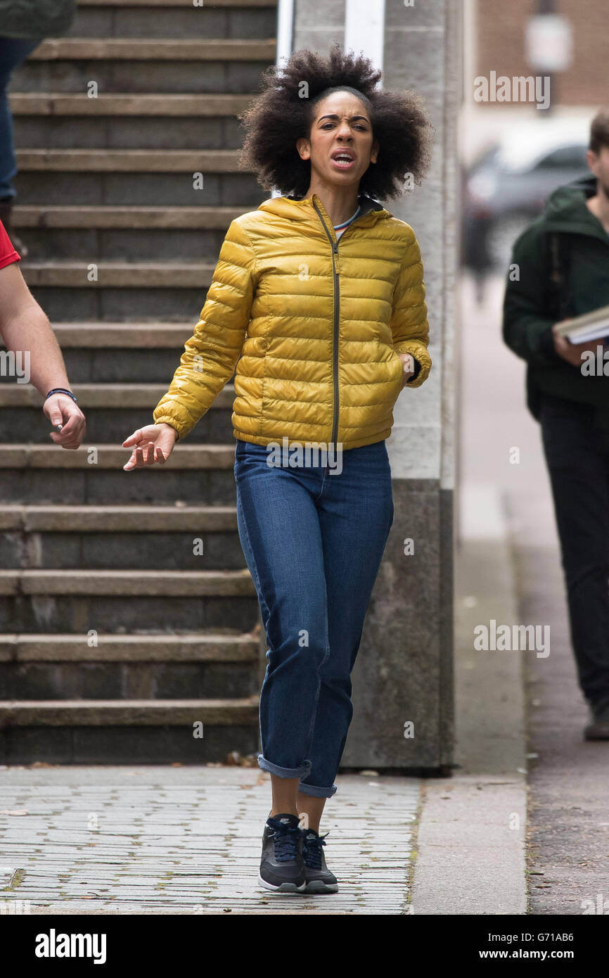 Pearl Mackie, el ayudante del médico, vistos durante el rodaje de Doctor Who en Cardiff, Gales del Sur. Foto de stock