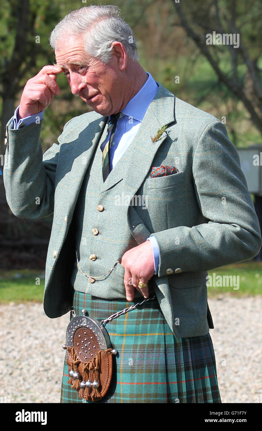 El Duque de Rothesay habla con los residentes durante una visita al Parque Ballater Caravan en Aberdeenshire. Foto de stock