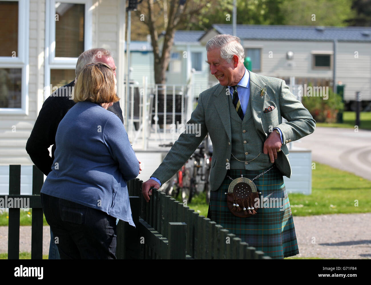 El duque de Rothesay habla con los residentes Dennis y Sheila Christie durante una visita al Parque de Caravana Ballater en Aberdeenshire. Foto de stock