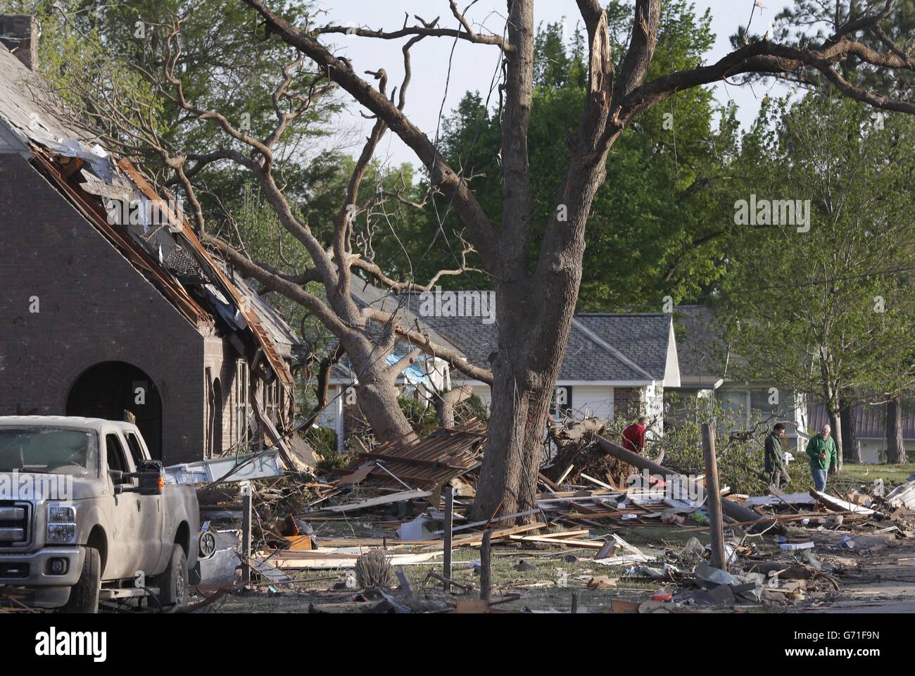 Los residentes ver el daño de un domingo por la noche tornado en Baxter Springs, Kansas, Lunes, 28 de abril de 2014. El tornado dejó un rastro de casas destrozadas, Twisted Metal y colgando las líneas de energía. Una persona murió, pero no estaba claro si la muerte fue relacionada a la tormenta. Los voluntarios se reunieron el lunes temprano para discutir los esfuerzos de limpieza. Dicen los funcionarios de emergencia de 60 a 70 hogares y de 20 a 25 empresas fueron destruidas o dañadas en la ciudad. (AP Photo/Orlin Wagner) Foto de stock