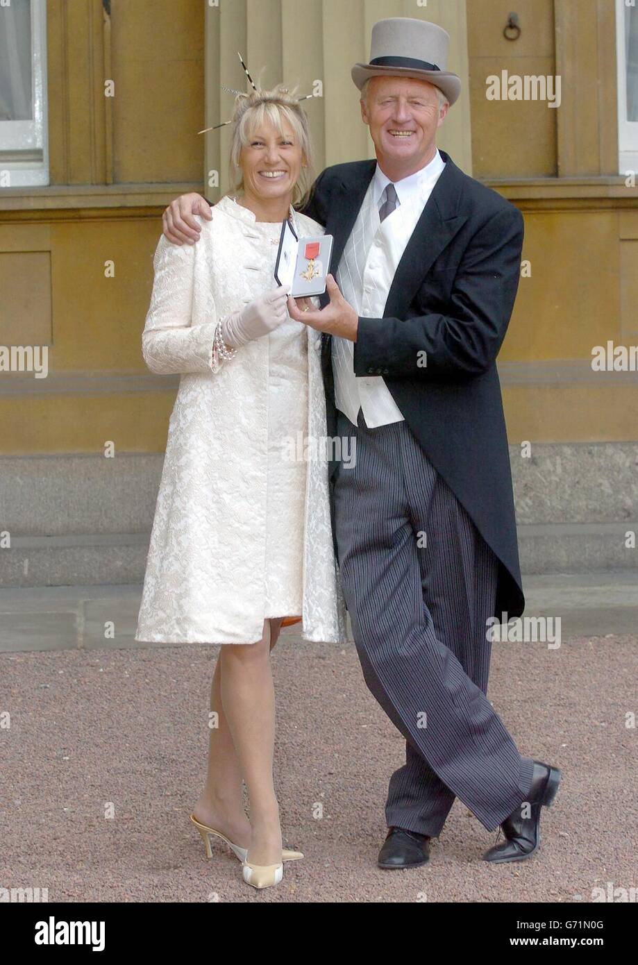 El presentador de televisión Chris Tarrant habló hoy de su orgullo después  de haber recibido un OBE en Buckingham Palace. ¿Tarrant, anfitrión de quién  quiere ser un millonario? Dijo que estaba 'emocionado'