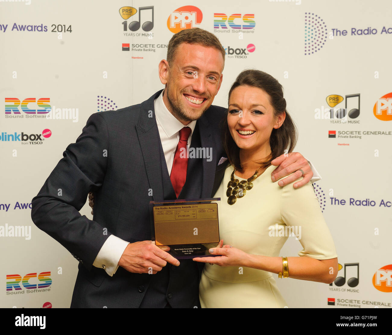 Sam Pinkham y Amy Voce ganadores de la personalidad del año de la radio de la música en los premios de la academia de radio 2014, en el Grosvenor House Hotel, en el centro de Londres. Foto de stock
