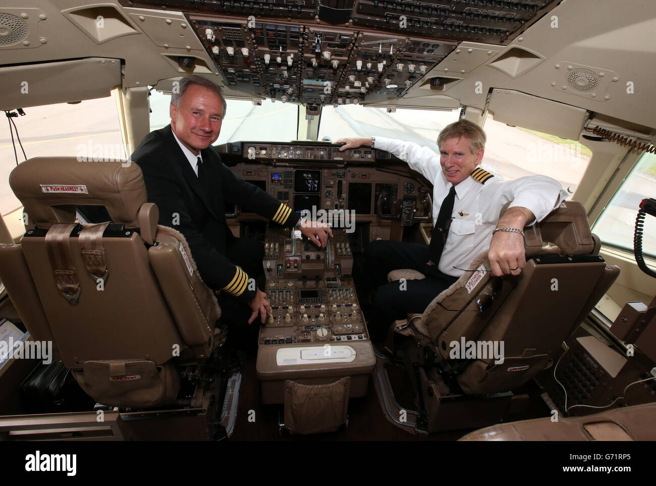Pilotos capitanes John Dunkin (izquierda) y Jay Galpin después de volar el magnate privado del empresario estadounidense Donald Trump. Foto de stock