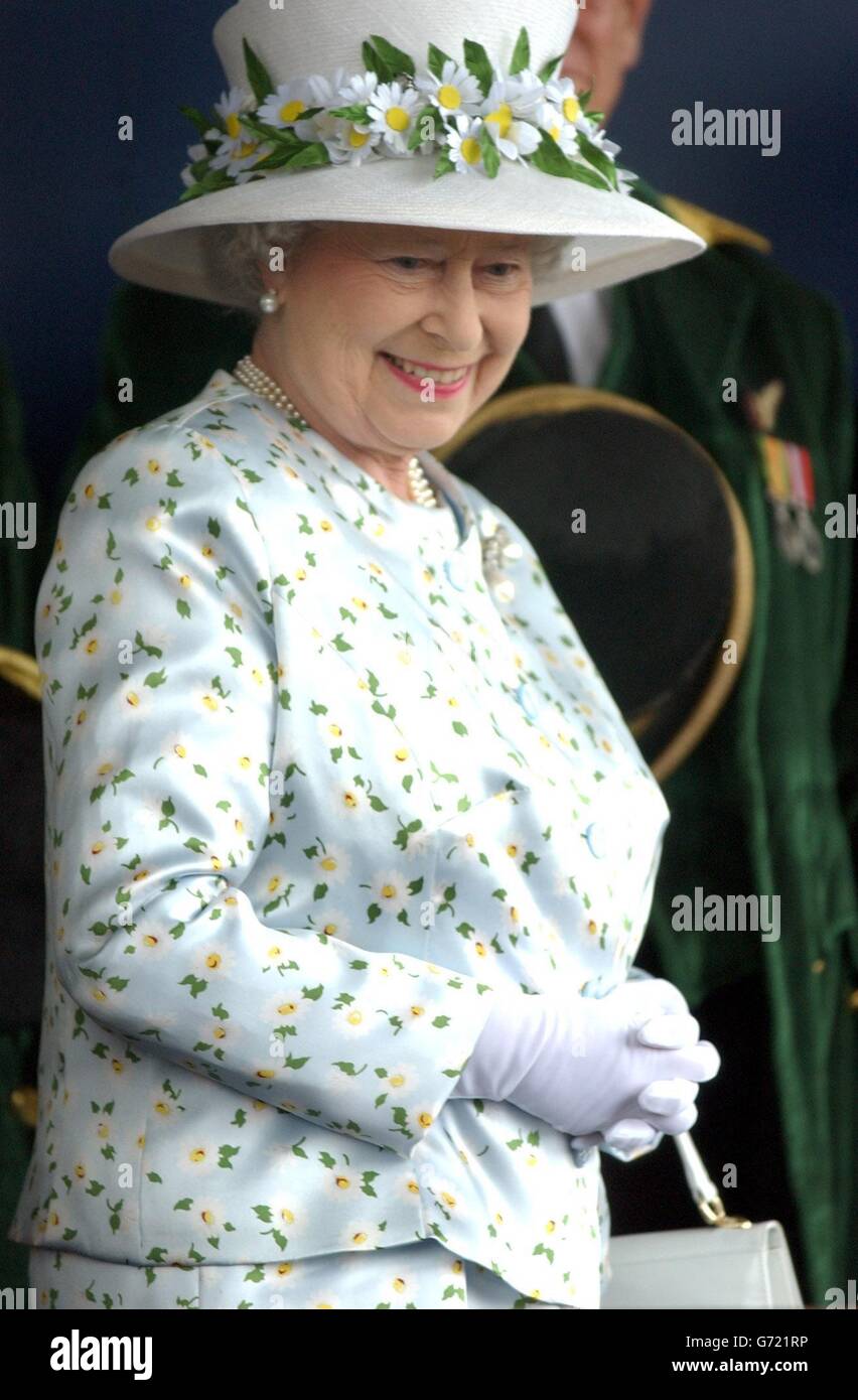 La Reina Isabel II de Gran Bretaña en el recinto de los ganadores en Royal Ascot en Berkshire. Multitudes de racistas se estaban reuniendo para lo que es tradicionalmente la parte más La Reina Isabel II de Gran Bretaña en el recinto de los ganadores en Royal Ascot en Berkshire. Multitudes de racistas se estaban reuniendo para lo que es tradicionalmente la parte más
