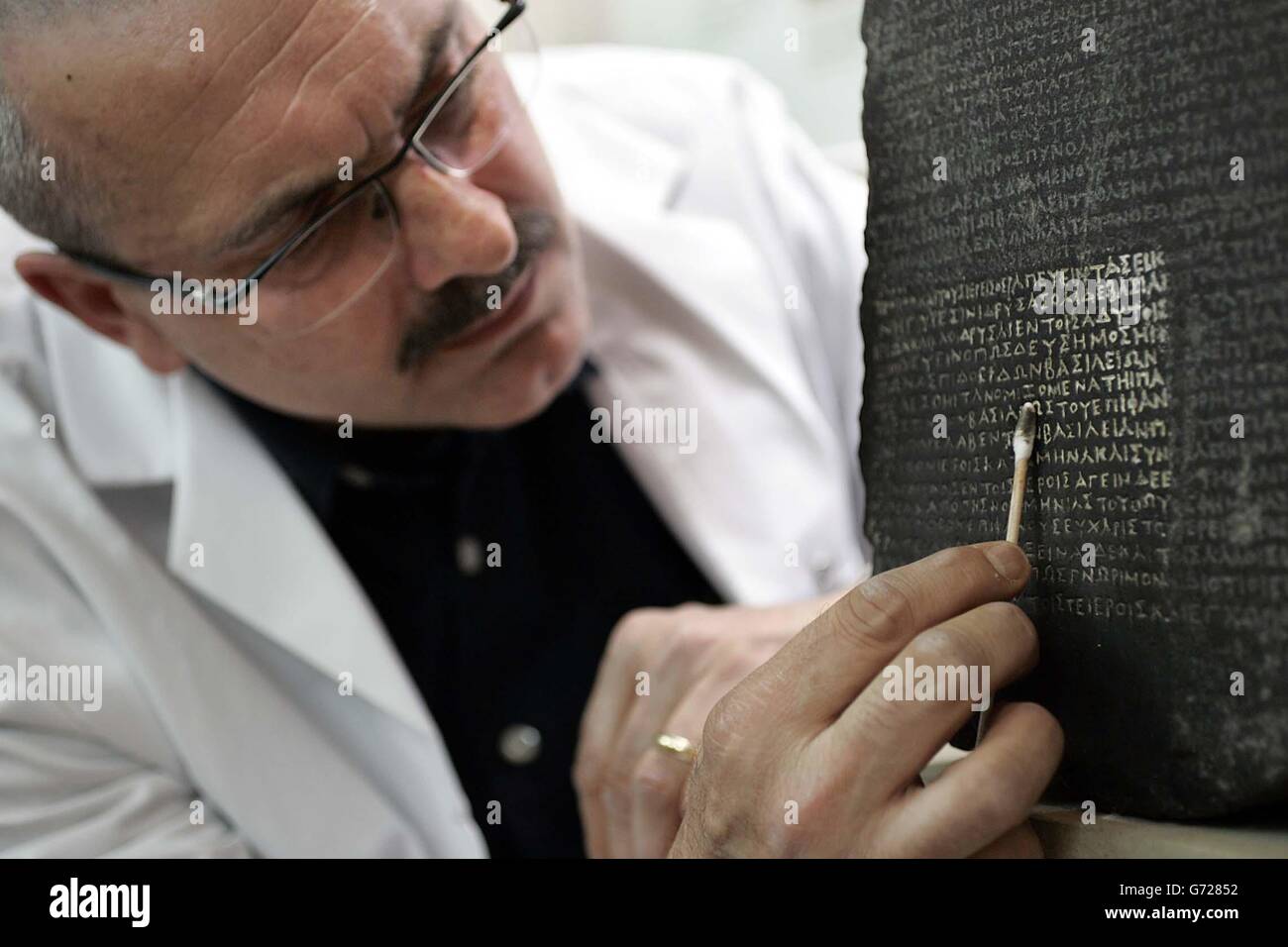 La Piedra de Rosetta se somete a las últimas etapas de su conservación por  el Conservador Principal de Piedra Nic Lee, en la Galería de Esculturas  Egipcias del Museo Británico, Great Russell
