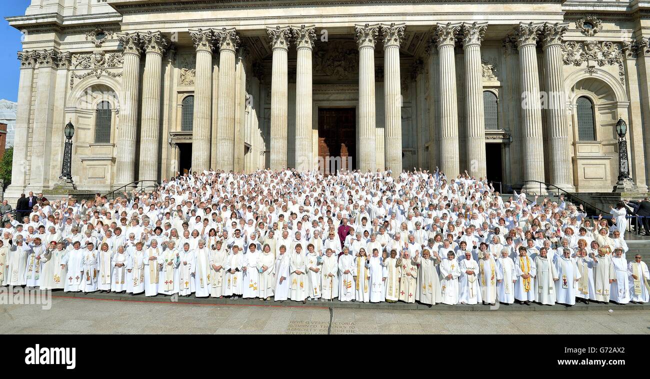 El Arzobispo de Canterbury Justin Welby (en púrpura) se une a las mujeres  sacerdotes en los pasos de la Catedral de San Pablo, Londres, para  conmemorar el 20 aniversario de la ordenación