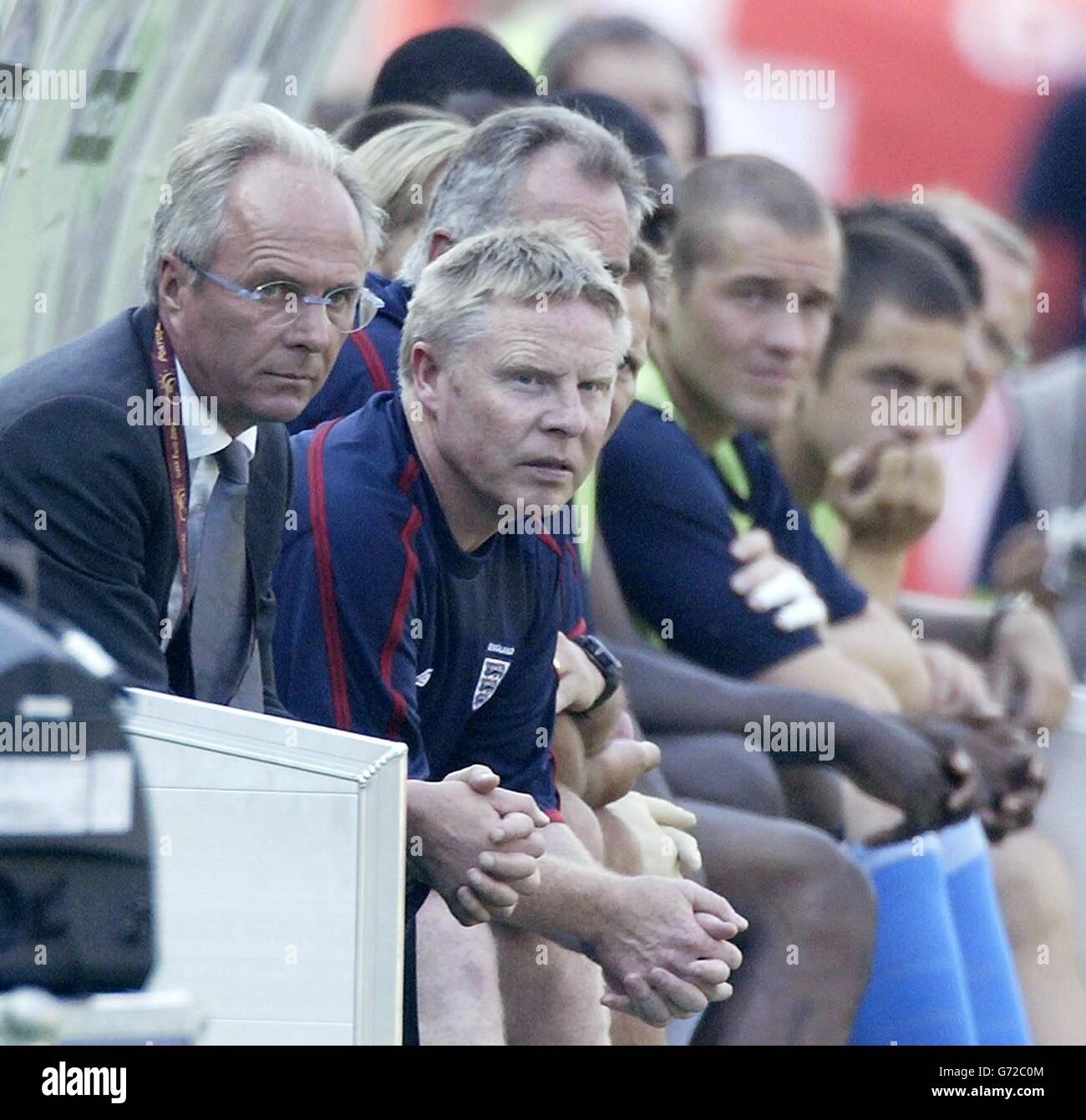 El entrenador de Inglaterra, Sven Goran Eriksson (a la izquierda), observa desde el excavado junto a los jugadores y el personal durante la Eurocopa 2004, primera ronda, partido del Grupo B contra Suiza en la Cidade de Coimbra, Portugal. Foto de stock