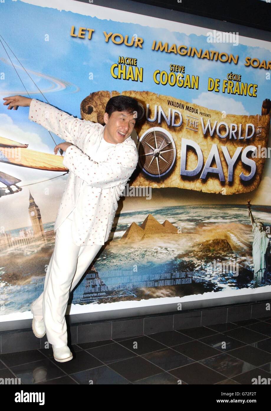 Estrella de la película Jackie Chan llega al estreno europeo de Alrededor  del Mundo en 80 días en el Vue Cinema de Leicester Square, en el centro de  Londres Fotografía de stock -