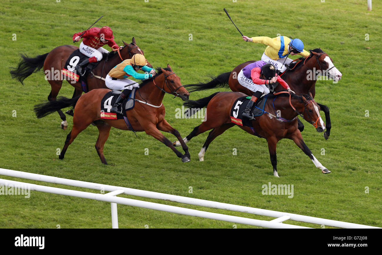 Comedia musical montada por Richard Hughes en su camino a la victoria en los neumáticos Bathwick Carnarvon Stakes durante el Starlight Charity Raceday en el hipódromo de Newbury, Berkshire. ASOCIACIÓN DE PRENSA Foto. Fecha del cuadro: Viernes 16 de mayo de 2014. Ver PA Story RACING Newbury. El crédito de la foto debe decir: David Davies/PA Wire. Foto de stock