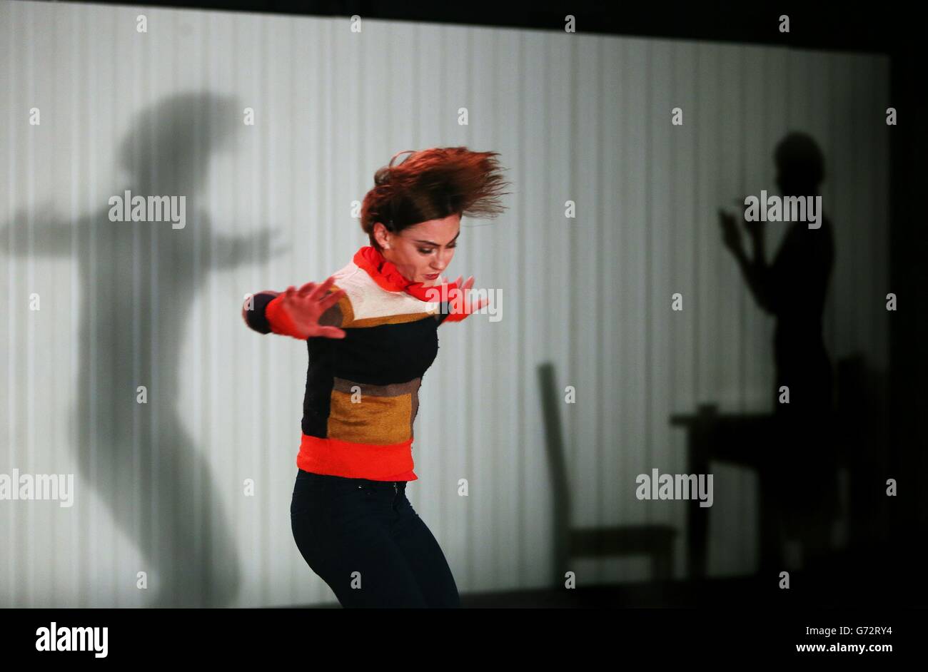 La bailarina Oona Doherty durante una vista previa de 'Tundra' de Emma Martin Dance, que abrirá el Festival de Danza de Dublín 10th. Foto de stock