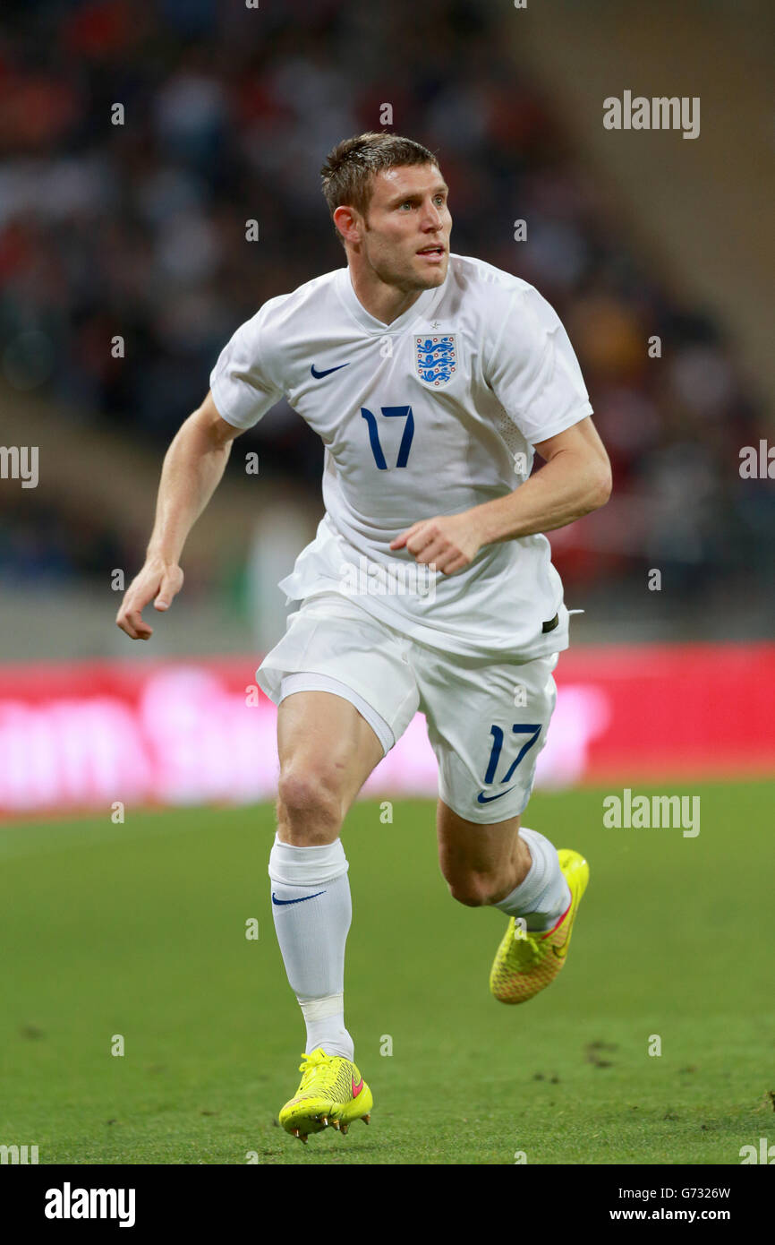Fútbol - Copa Mundial 2014 - Friendly - England contra Peru - Estadio Wembley. James Milner de Inglaterra en acción Foto de stock