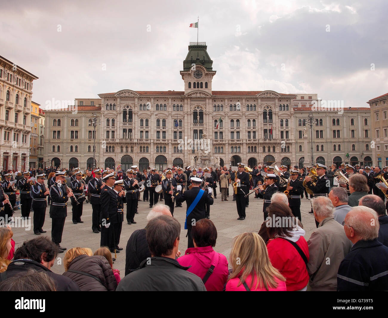 La banda de música de la Marina italiana en la Piazza Unità celebrando el día de las Fuerzas Armadas Nacionales Foto de stock