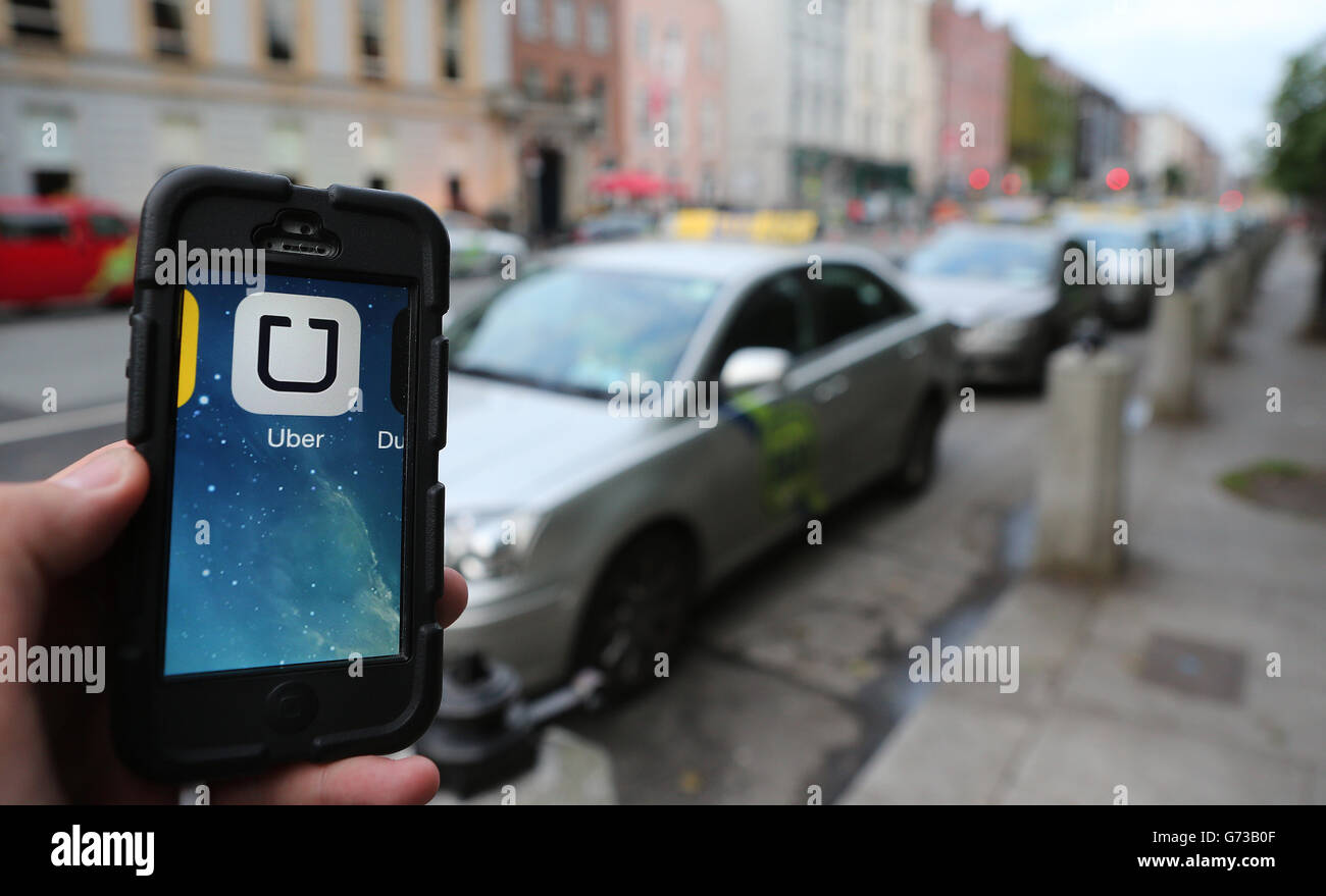 Aplicación Halio. La aplicación de transporte público del teléfono móvil Uber en uso en Dublín. Foto de stock