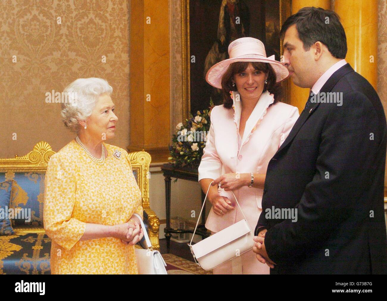 La Reina Isabel II saluda al Presidente de Georgia Mikheil Saakashvili y a su esposa Sandra Roelefs en la Sala 1844 dentro del Palacio de Buckingham, Londres. Foto de stock