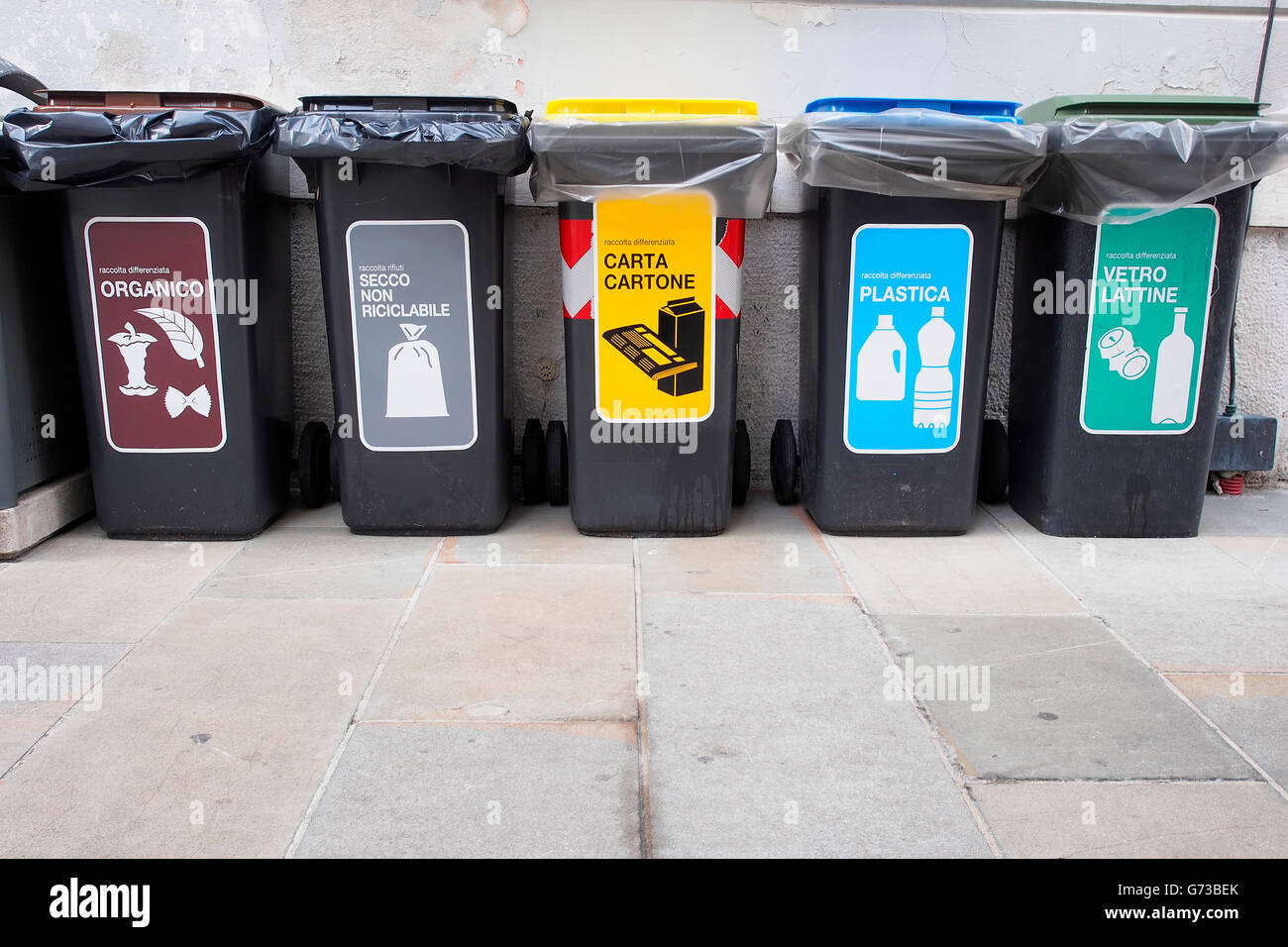 Contenedores de reciclaje en una calle de Italia. Foto de stock