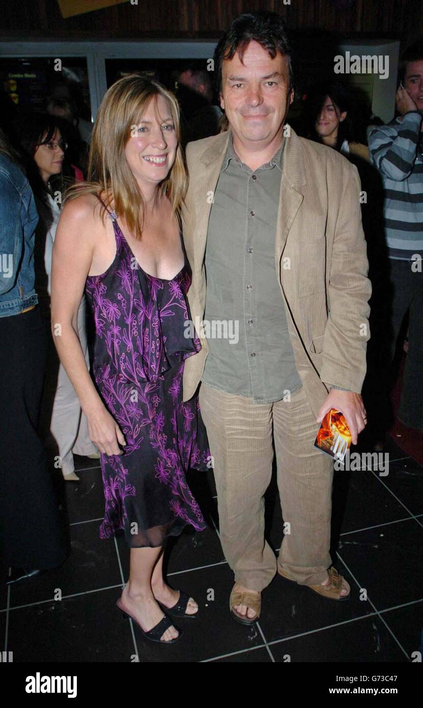 El director de cine Neil Jordan con su esposa Brenda Rawn llega para una  proyección especial de Spiderman 2 en el Savoy Cinema en O'Connell Street,  Dublín, Irlanda Fotografía de stock -