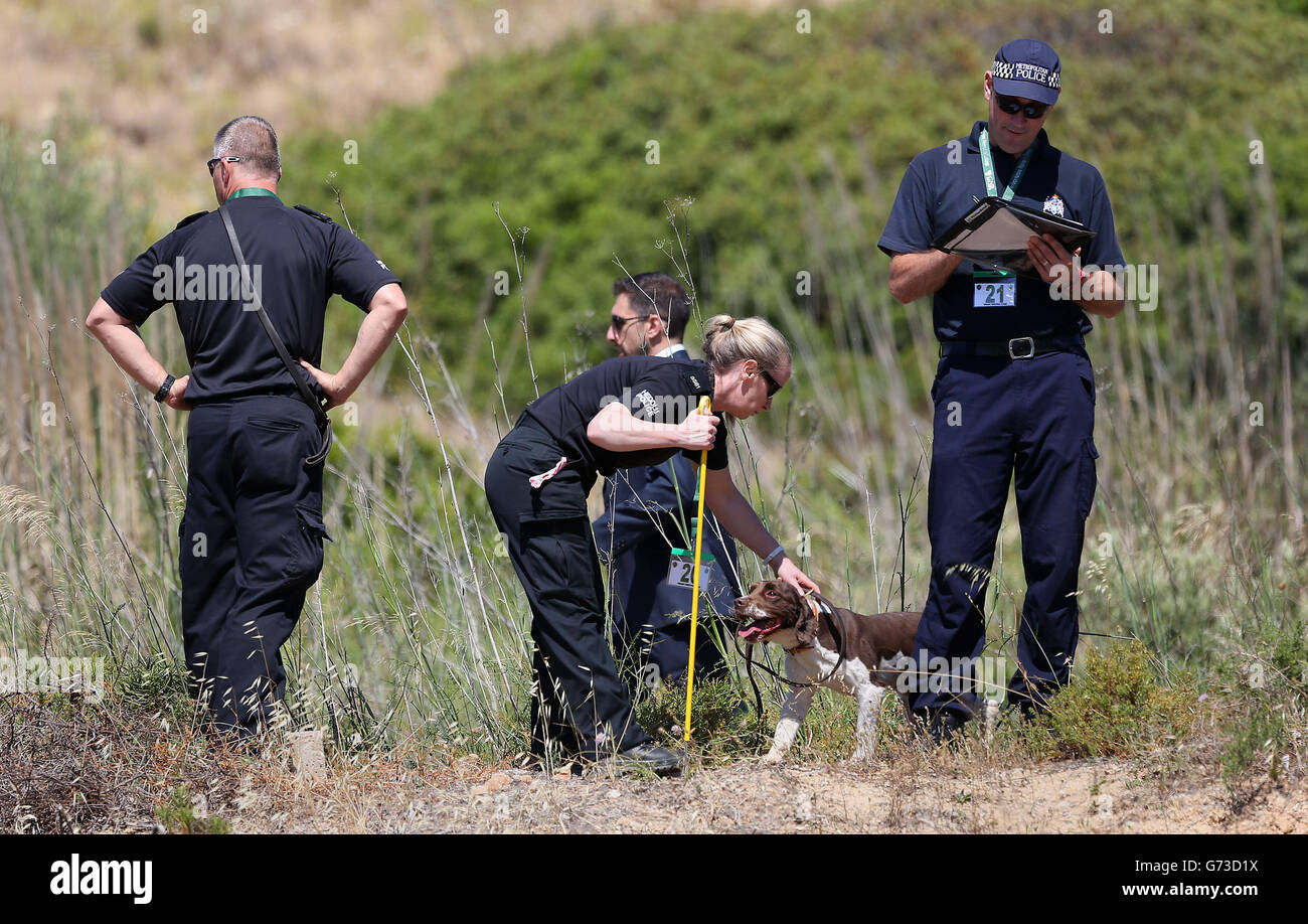 La policía británica con perros rastreadores comprueba una zona de  matorrales cerca de donde Madeleine McCann se fue perdiendo hace siete  años, en el complejo de Praia da Luz, Portugal Fotografía de