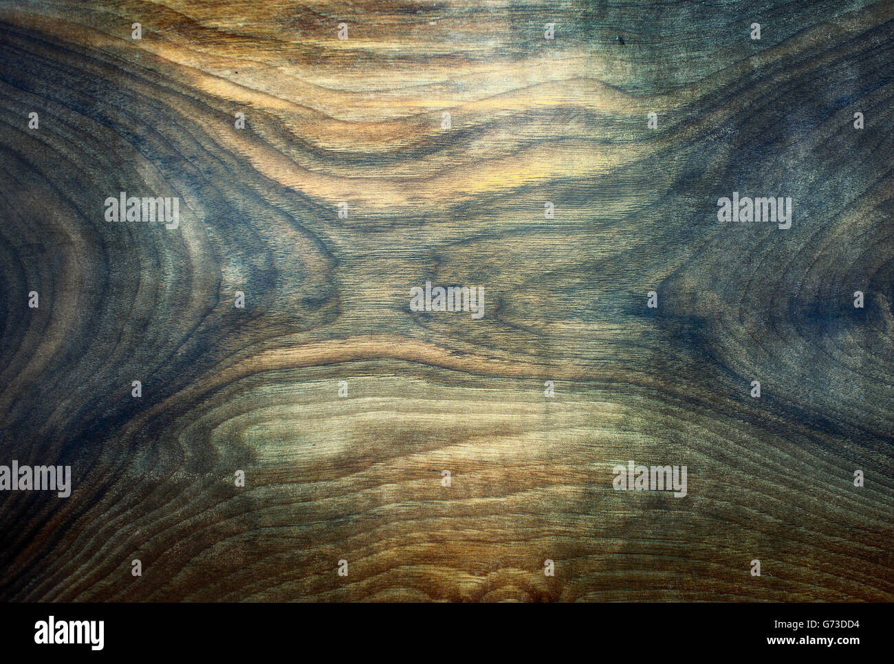 Parte inferior de una placa de madera artesanales con dividir tonos de colores. Foto de stock