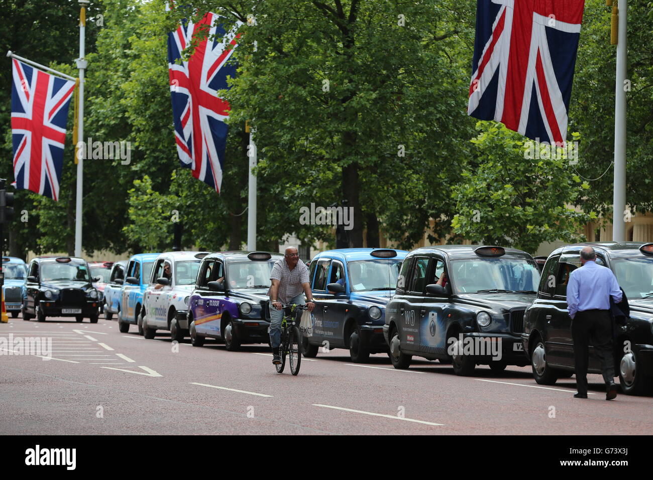 Los taxistas negros y los taxistas autorizados protestan en el centro comercial de Londres por la introducción de una aplicación telefónica llamada Uber que permite a los clientes reservar y rastrear vehículos. Foto de stock