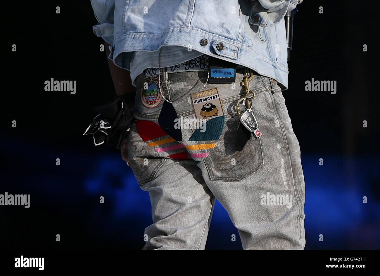 carga Infantil Brillar Detalles adidas sobre el asiento de los jeans de Pharrell Williams durante  el Summertime Ball de Capital FM en el Wembley Stadium, Londres Fotografía  de stock - Alamy