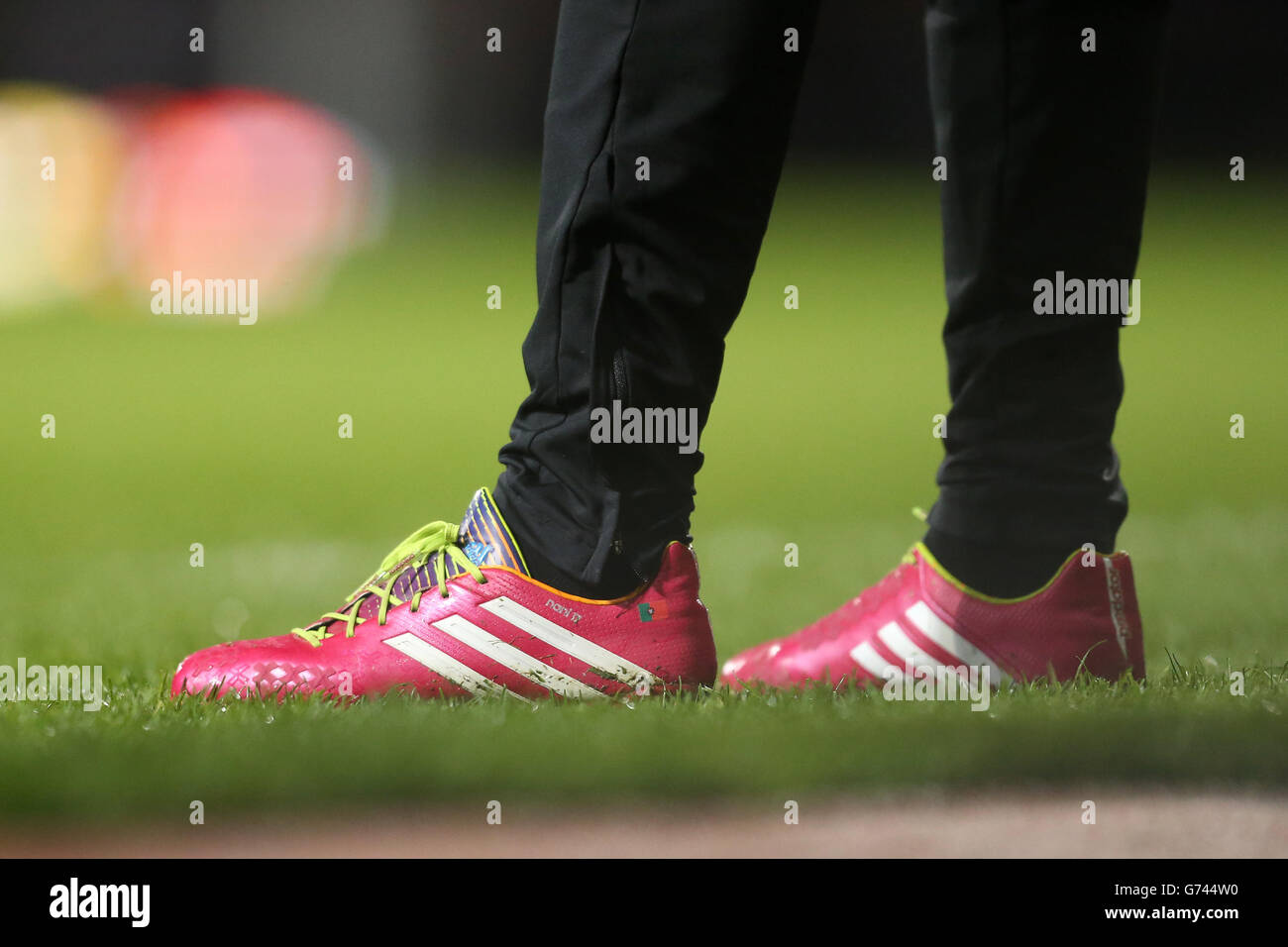 Vista detallada de las botas de fútbol Adidas de Luis Nani del Manchester  United Fotografía de stock - Alamy