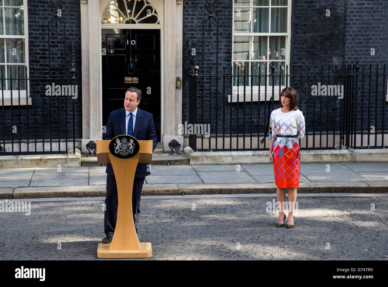 El Primer Ministro David Cameron con su esposa Samantha, emite una declaración ofreciendo su dimisión después de que la deje votar sobre la UE Foto de stock