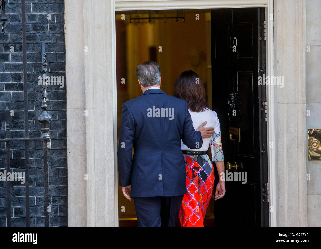 El Primer Ministro David Cameron con su esposa Samantha,devuelve dentro del número 10 tras su dimisión discurso Foto de stock