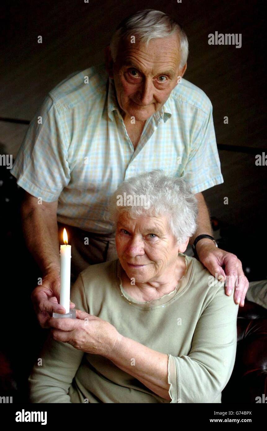 La pareja de ancianos Margaret Payne, de 72 años de edad, y su esposo Pat, de 74 años, en casa en Whepstead, cerca de Bury St Edmunds. La pareja ha vivido sin electricidad durante casi 40 años, pero ahora, finalmente, tiene energía instalada en su casa, después de que su hija Linda Brickell, de 50 años, y su esposo Alan, de 50, decidieran mudarse. 03/09/2004 la pareja de ancianos Margaret Payne, de 72 años de edad, y su esposo Pat, de 74 años, que han vivido sin electricidad durante casi 40 años, el viernes 3 de septiembre de 2004, encen la energía en su casa por primera vez. La pareja ha vivido en Folly Farm en el pueblo de Whepstead, cerca de Bury St Foto de stock
