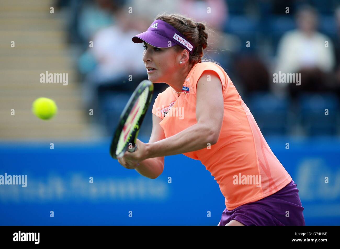 Belinda Bencic en acción contra Donna Vekic durante el AEGON Classic en Edgbaston Priory Club, Birmingham. Foto de stock