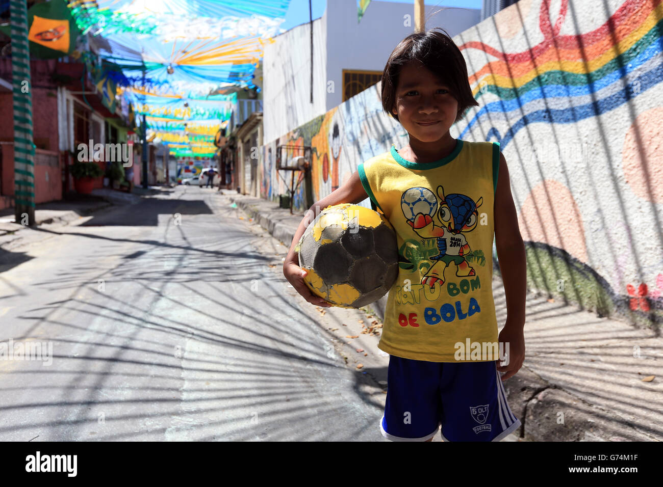 Fútbol - Copa Mundial de la FIFA 2014 - Grupo D - Inglaterra contra Italia - Arena da Amazonia. Un chico local posará para una foto antes de este partido de la tarde en la Arena da Amazonia, Manaus, Brasil. Foto de stock