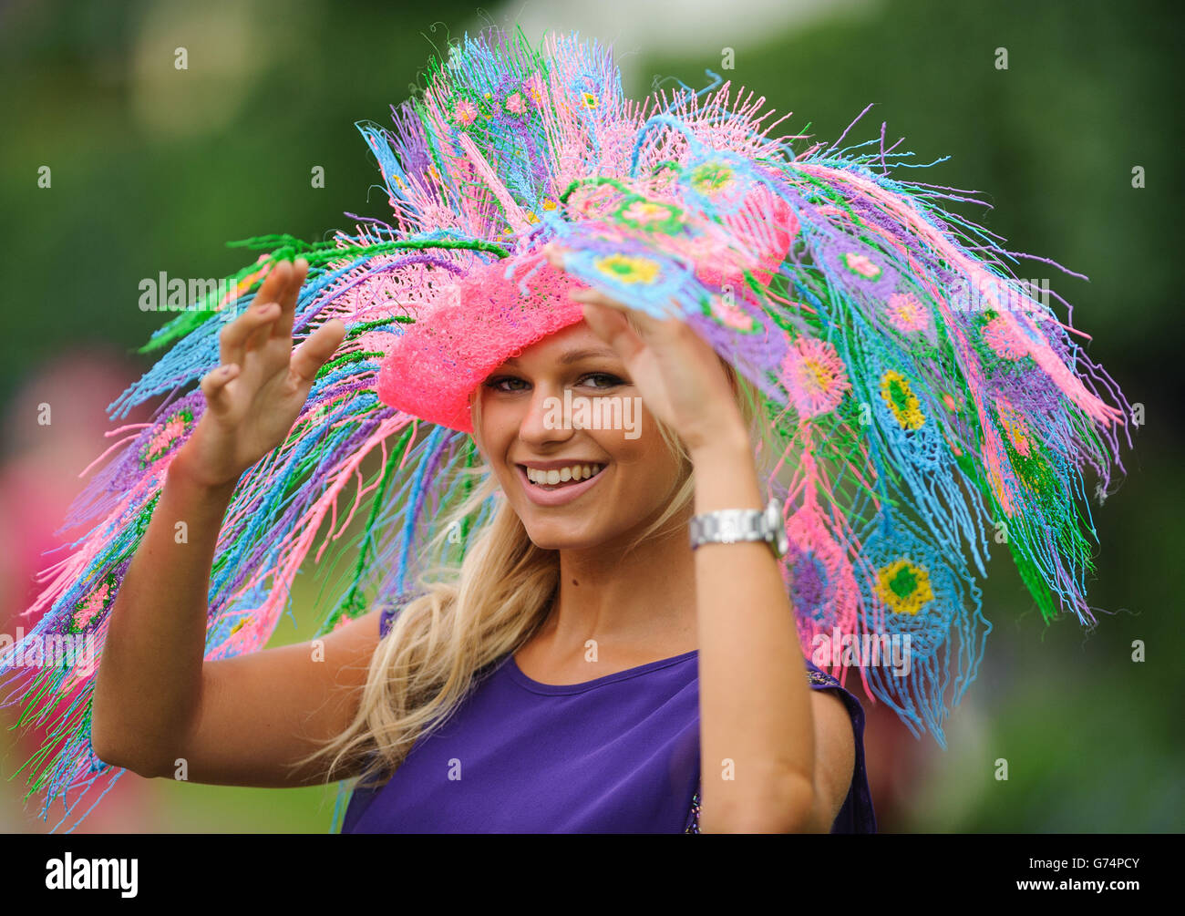 Courtney Wallis lleva un sombrero impreso en 3D durante el día tres de la Reunión Real de Ascot de 2014 en el hipódromo de Ascot, Berkshire. Foto de stock