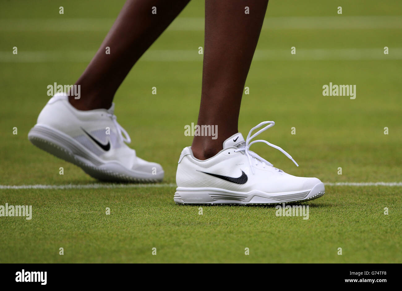 Detalle de las zapatillas de Venus Williams de EE.UU. Mientras se calienta  para su partido contra Maria-Teresa Torró-Flor de España durante el primer  día de los campeonatos de Wimbledon en el All