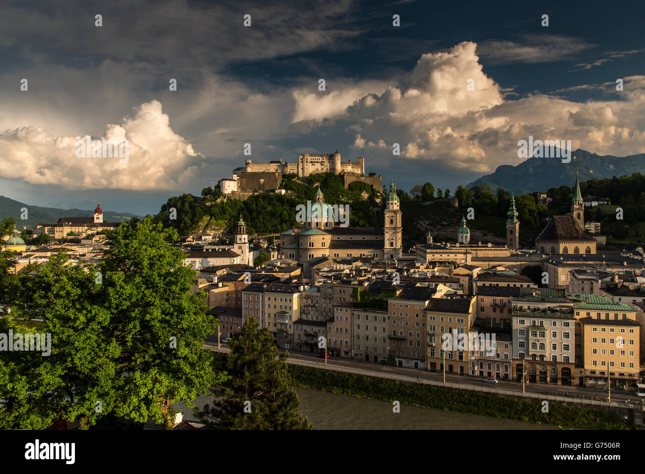 El horizonte de la ciudad de Salzburgo, Austria Foto de stock