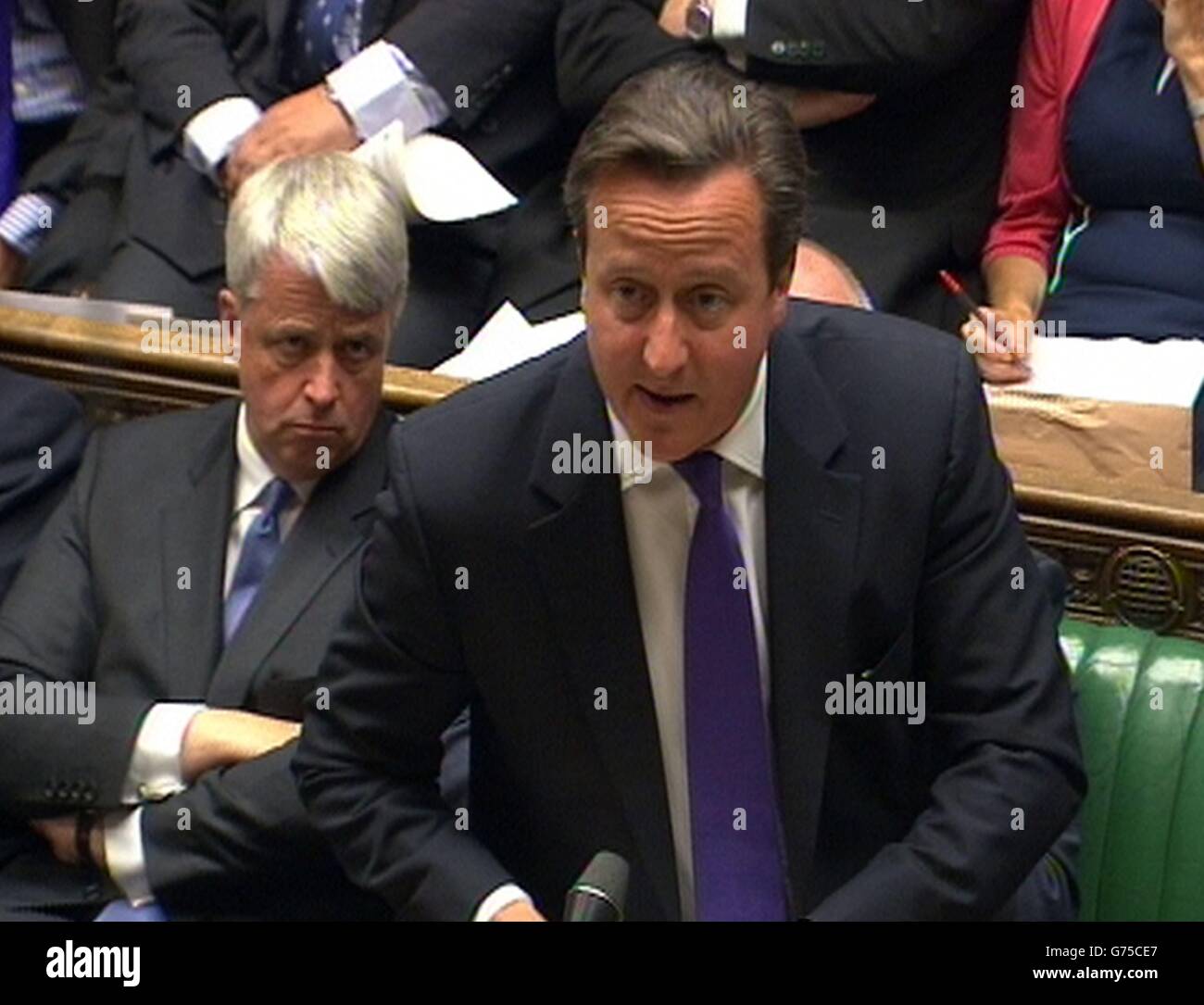 El primer ministro David Cameron habla en la Cámara de los comunes, Londres, cuando los diputados lo interrogaron sobre el nombramiento del presidente de la UE, Jean-Claude Juncker. Foto de stock
