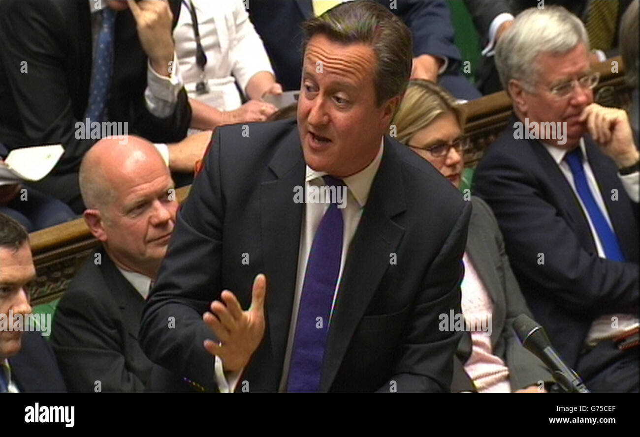 El primer ministro David Cameron habla en la Cámara de los comunes, Londres, cuando los diputados lo interrogaron sobre el nombramiento del presidente de la UE, Jean-Claude Juncker. Foto de stock