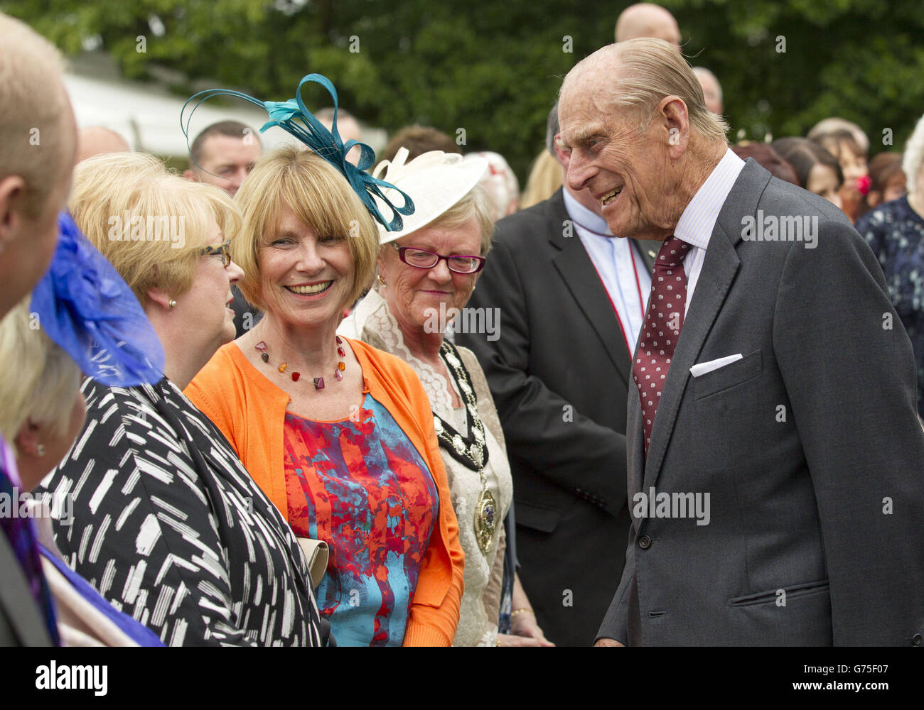 El Duque de Edimburgo se reúne con los huéspedes durante una fiesta en el jardín que se celebra en el Castillo de Hillsborough, el segundo día de su visita a Irlanda del Norte. Foto de stock