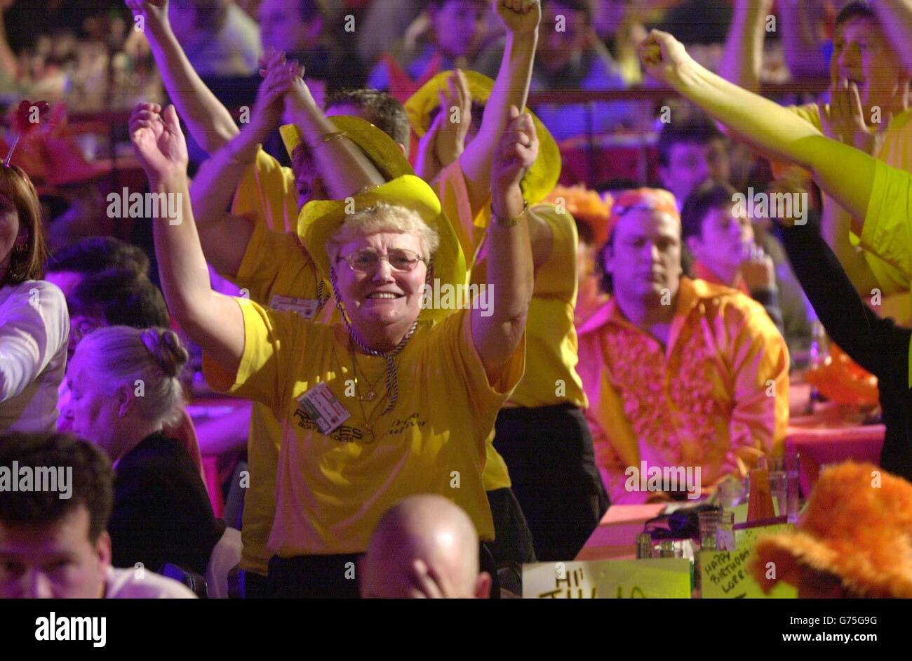 Los espectadores jubilosos celebran una puntuación de 180 durante el partido semifinal del Campeonato Mundial de Darts de la Embajada entre Colin Monk y Mervyn King en el Lakeside Country Club, Frimley Green, Surrey. Foto de stock