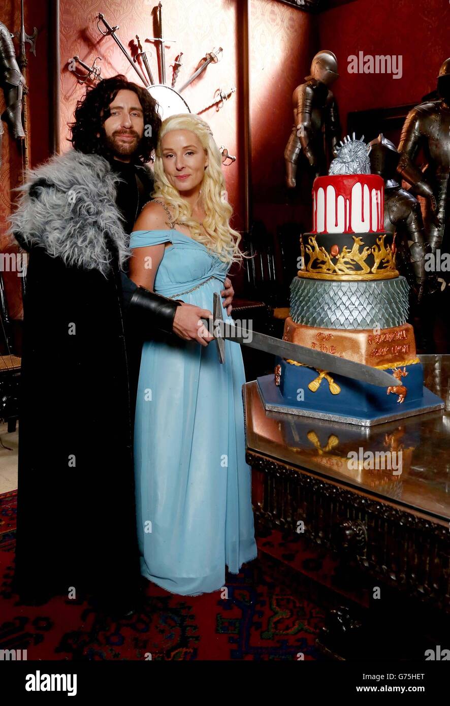 Juego de Tronos superfans Kerry Ford y Darren Prew, que están vestidos como  Daenerys Targaryen y Jon Snow respectivamente, se casan durante su boda  temática en el Castillo de Eastnor en Herefordshire,