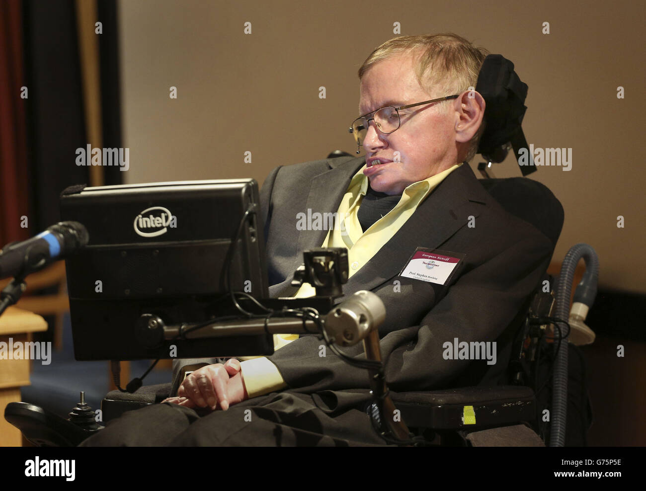 El profesor Stephen Hawking habla en el lanzamiento de la colaboración de  Traqueostomía Global Europea en el Royal College of Surgeons en el centro de  Londres Fotografía de stock - Alamy