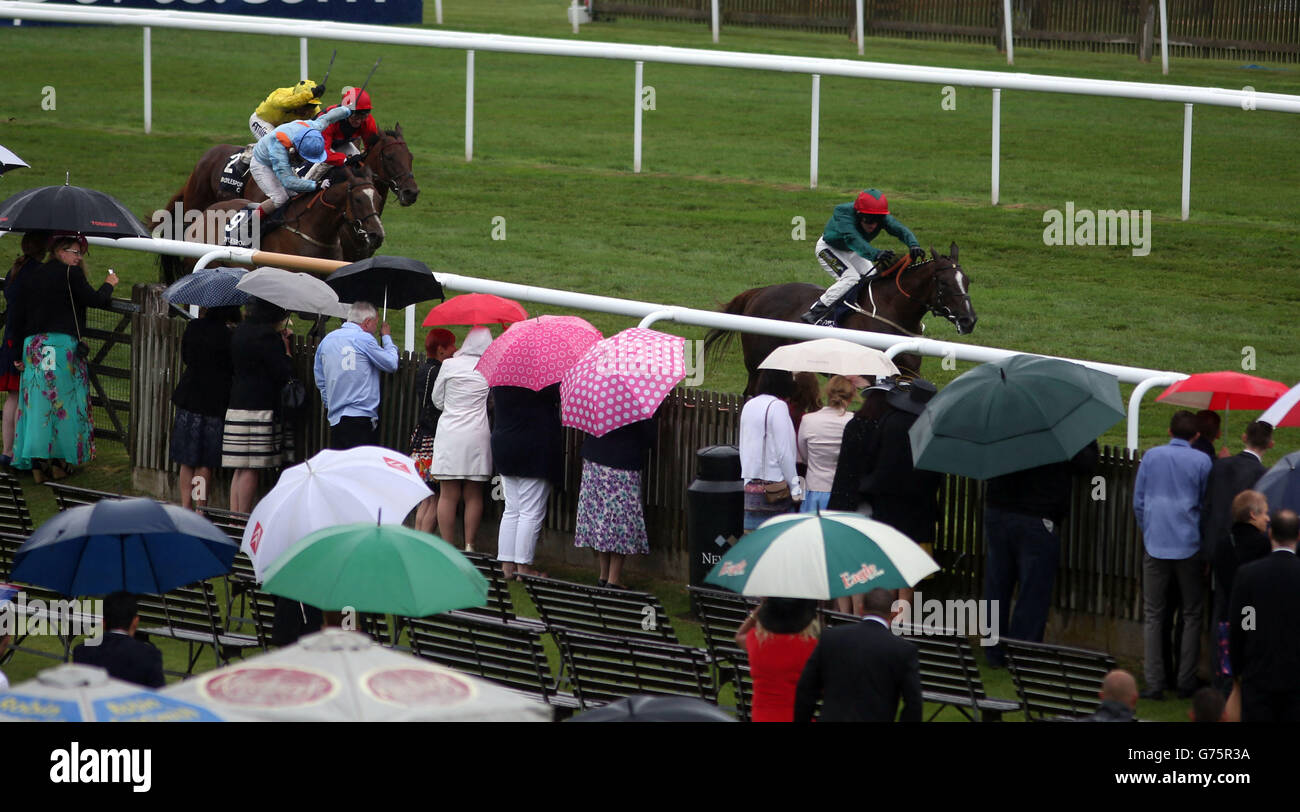 Torchlighter (derecha) montado por Joe Fannning gana el Boylesports.com Descarga nuestras apuestas de handicap App durante el Boylesports Ladies Day del Festival de Julio en el hipódromo de Newmarket. Foto de stock