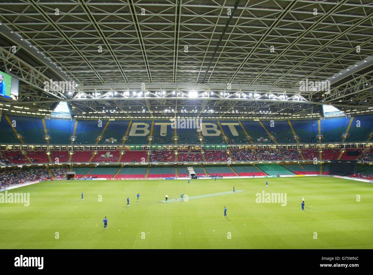 Resto del mundo contra Gran Bretaña. El segundo día se pone en marcha, durante su partido de Power Cricket en el Millennium Stadium, Cardiff. Foto de stock